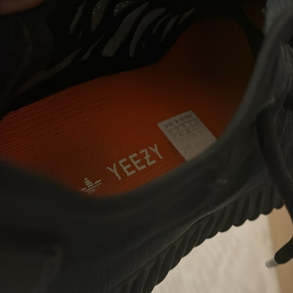 YEEZY 350 - Picture 8 of 10